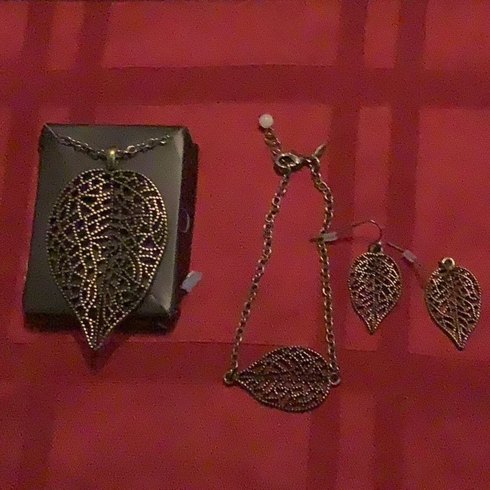 3 Piece Leaf Design Set. New In Box♥️